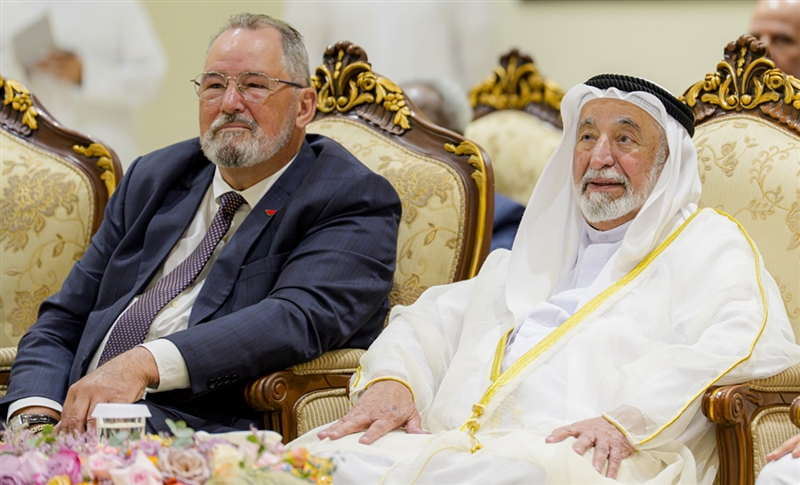 سلطان القاسمي يلتقي طلبة كلية الموسيقى في «أكاديمية الفنون الأدائية»