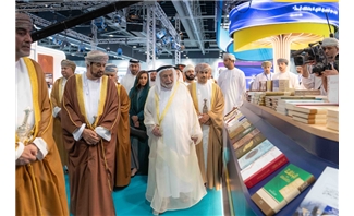 صاحب السمو حاكم الشارقة يزور معرض مسقط الدولي للكتاب ويوقع أحدث إصداراته "البرتغاليون في بحر عُمان"