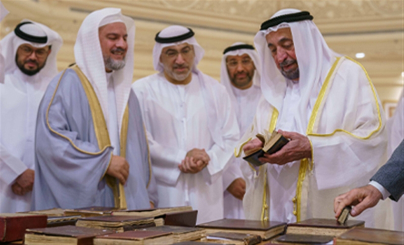 سلطان القاسمي يزور دار المخطوطات ويهديها دفعة جديدة من أندر الوثائق