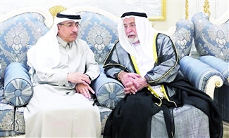 حاكم الشارقة يقدم واجب العزاء في وفاة الشيخة ردن بنت خالد القاسمي