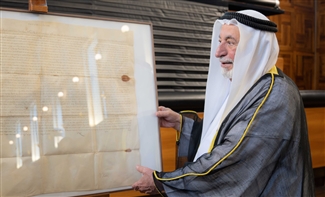 سلطان يهدي جامعة القلب المقدس الكاثوليكية في ميلانو مخطوطاً تاريخياً نادراً