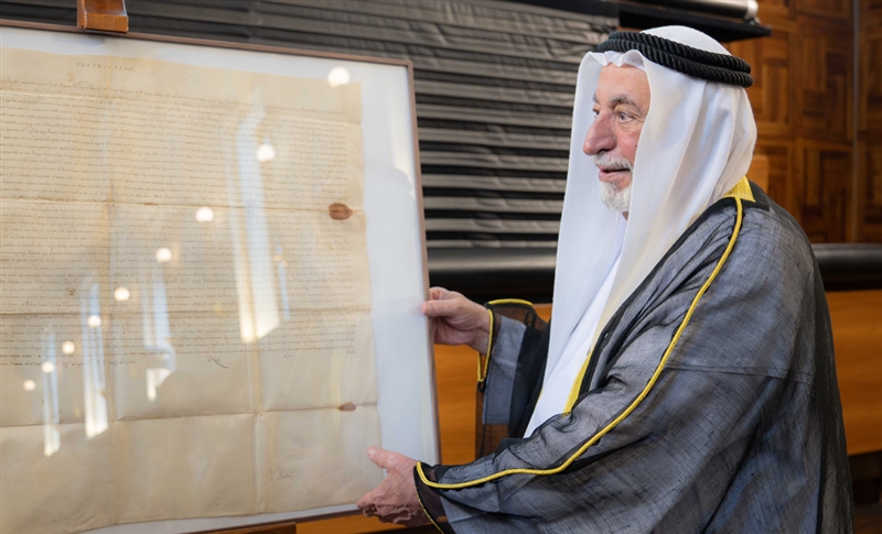 سلطان يهدي جامعة القلب المقدس الكاثوليكية في ميلانو مخطوطاً تاريخياً نادراً