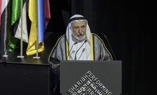 سلطان القاسمي يشيد بمهارات وأداء خريجي الأكاديمية على خشبة المسرح