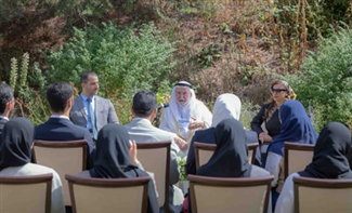سلطان يلتقي طلبة جامعة خورفكان المشاركين في البرنامج التعليمي بجامعة إكستر