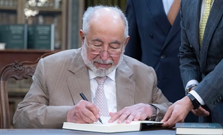 سلطان يطلق النسخة البرتغالية من إصداره «البرتغاليون في بحر عُمان»