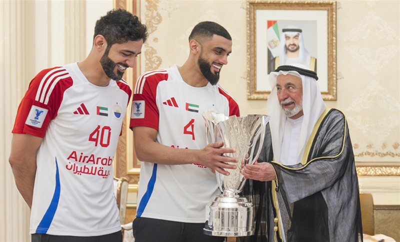 سلطان القاسمي يستقبل فريق نادي الشارقة ويكافئه بـ 20 مليون درهم
